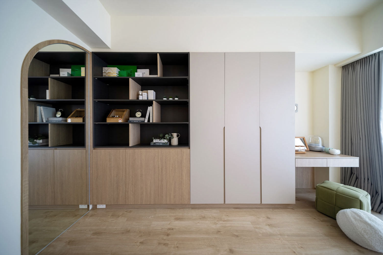 桐澄空間設計 白色木紋色收納櫃 與書桌系統櫃