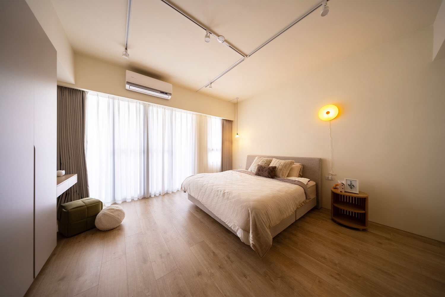 桐澄空間設計 北歐風臥室 圓形暖色壁燈 超耐氁模木地板