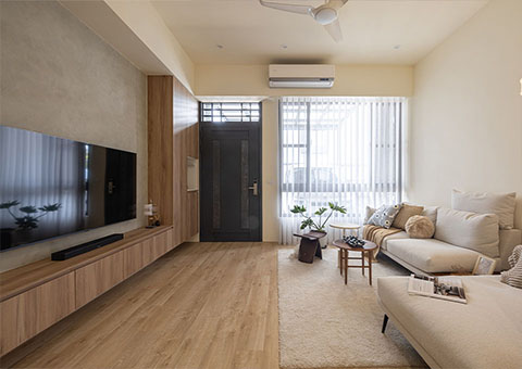 桐澄空間設計 室內設計 北歐風客廳 懸吊電視系統櫃 同色系超耐磨木地板 米白色L型沙發 搭配毛絨地毯