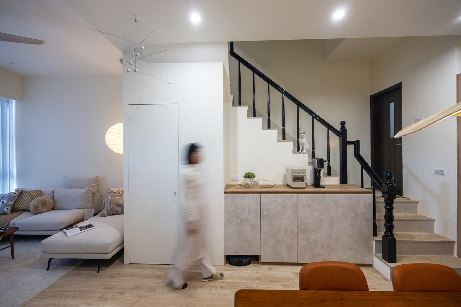 桐澄空間設計 北歐風 踢下收納系統櫃 水泥灰搭配木紋色