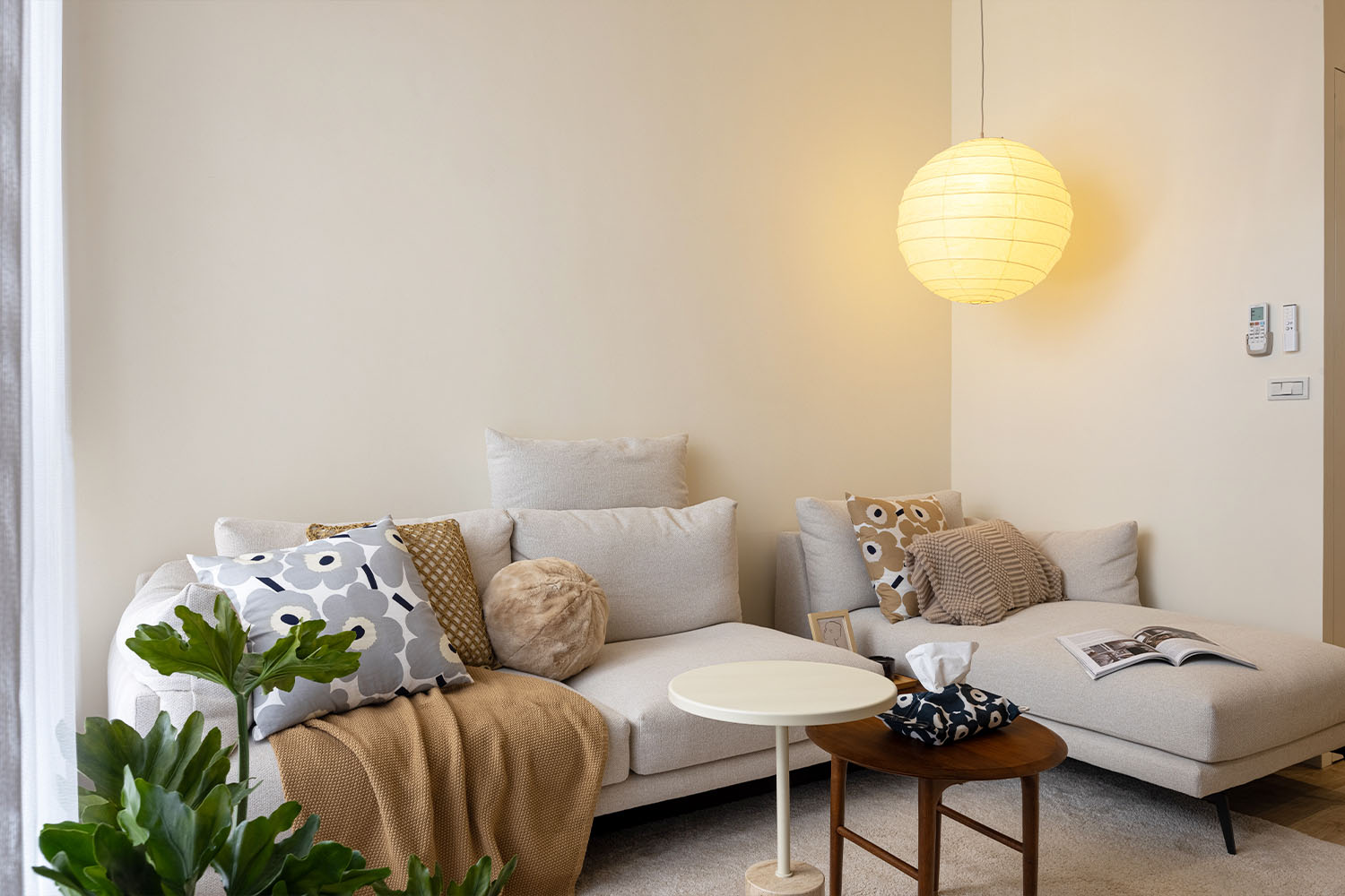 桐澄空間設計 北歐風客廳 沙發區域 L型沙發 復古燈籠吊燈 簡約茶几 毛絨地毯