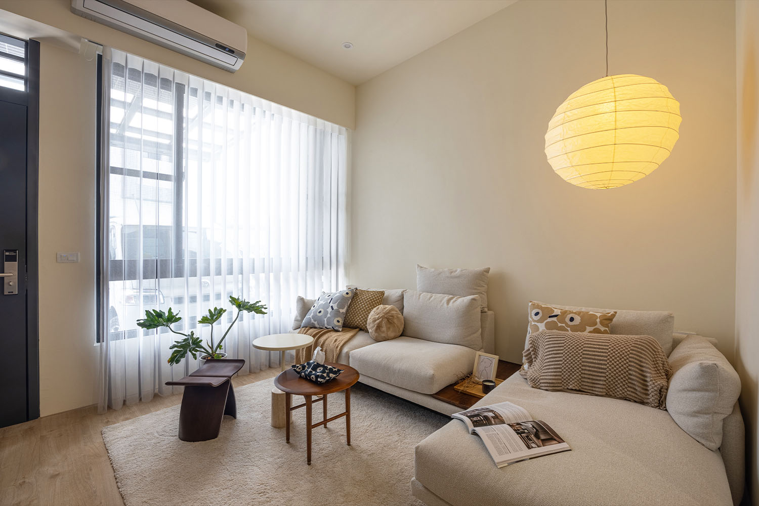 桐澄空間設計 北歐風客廳 沙發區域 L型沙發 復古燈籠吊燈 簡約茶几 毛絨地毯