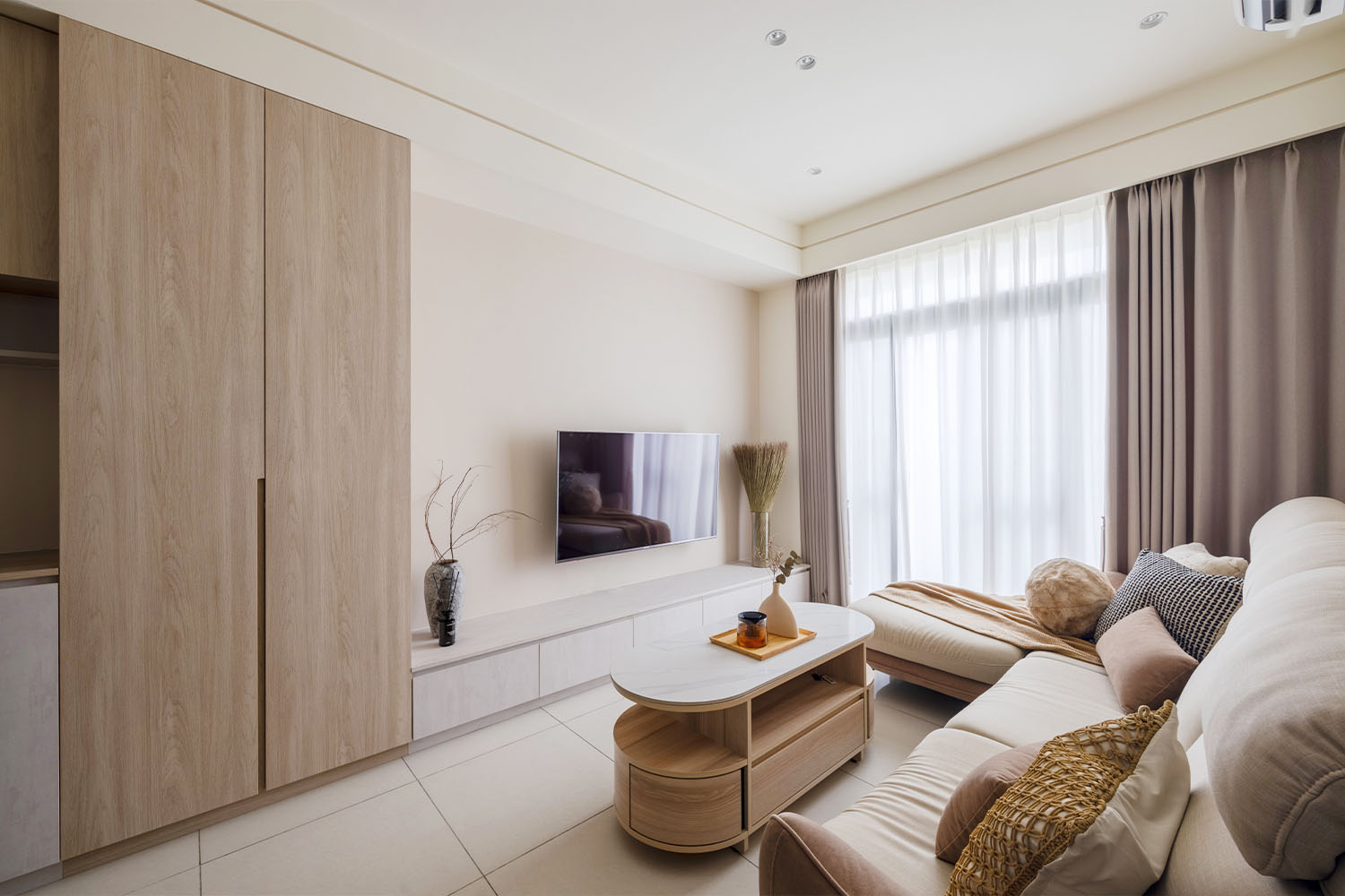 桐澄空間設計 北歐風客廳 白色與木紋色系統櫃搭配