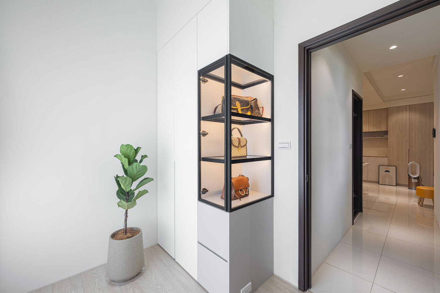 桐澄空間設計 白色與灰色系統櫃搭配 中間鋁框皮包展示櫃