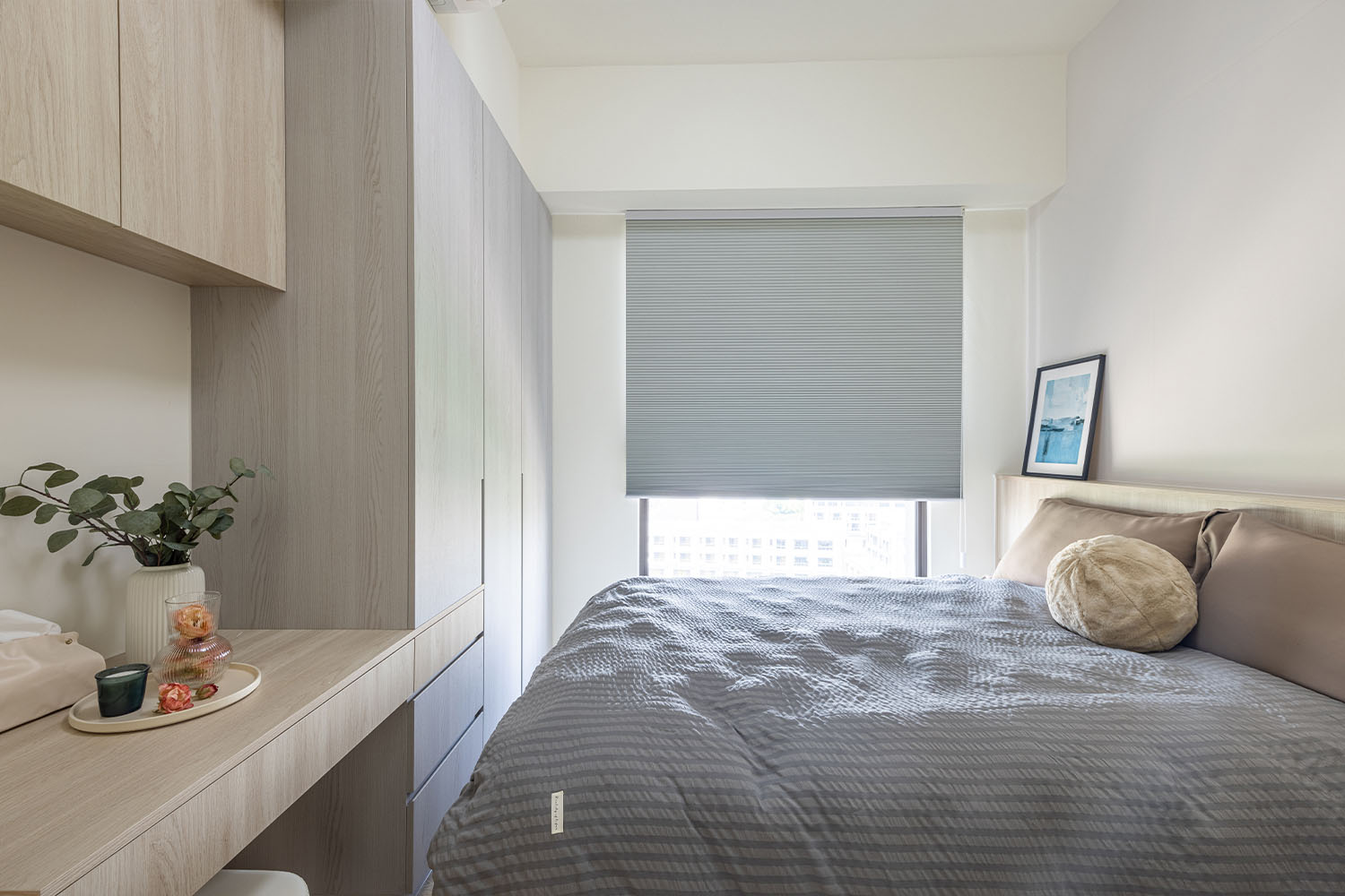 桐澄空間設計 北歐風臥室 灰色與木紋色系統櫃搭配