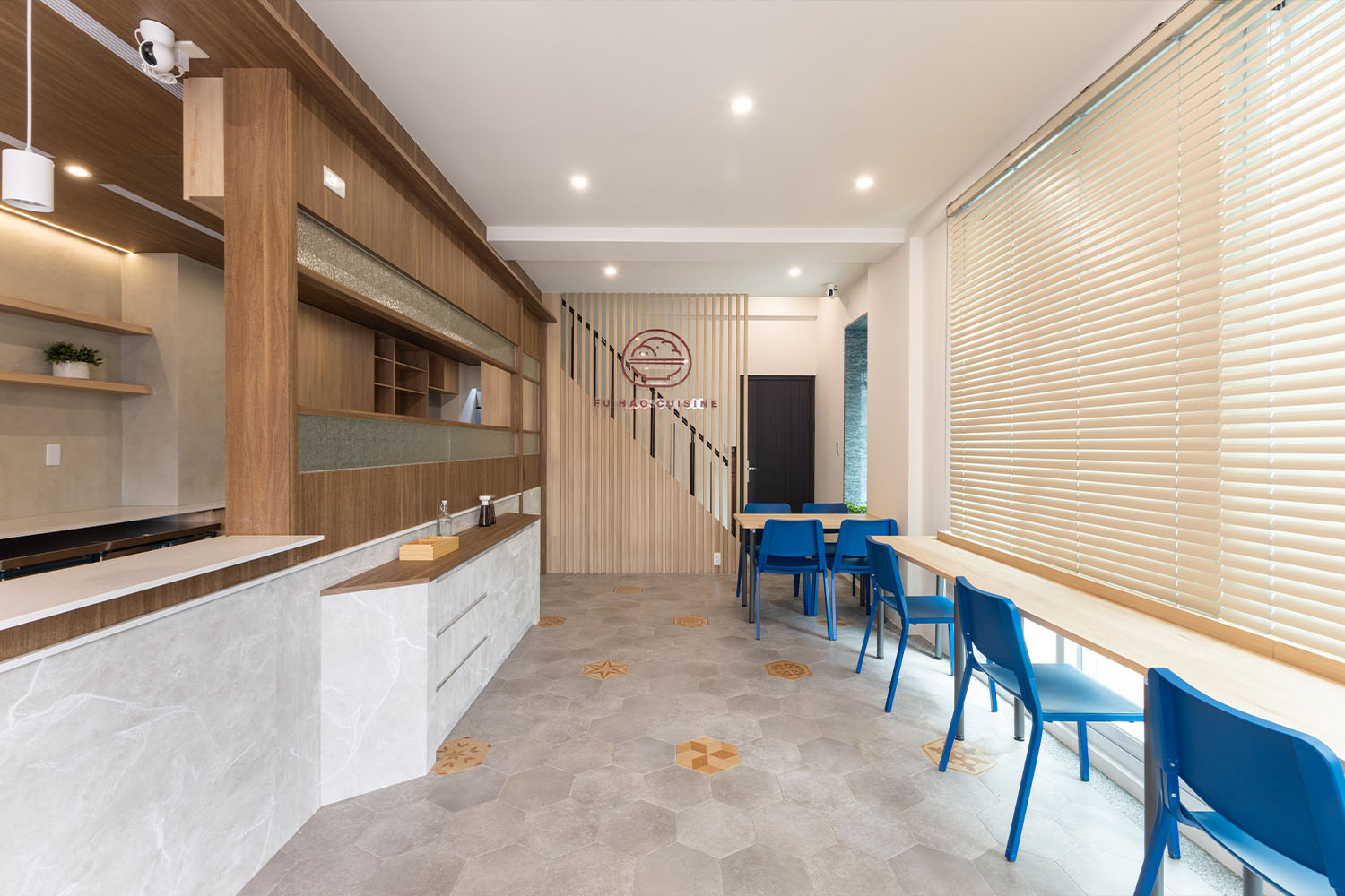桐澄空間設計 復古風 文清風 用餐區 地面六角花磚 樓梯格柵 大理石系統櫃 木紋色系統櫃 藍色座椅
