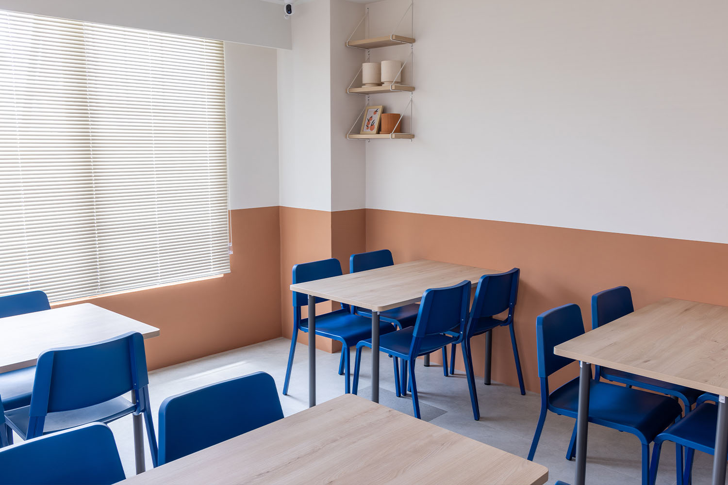 桐澄空間設計 復古風 文清風 用餐區 牆面分色 下面橘色油漆 上面白色油漆 藍色座椅