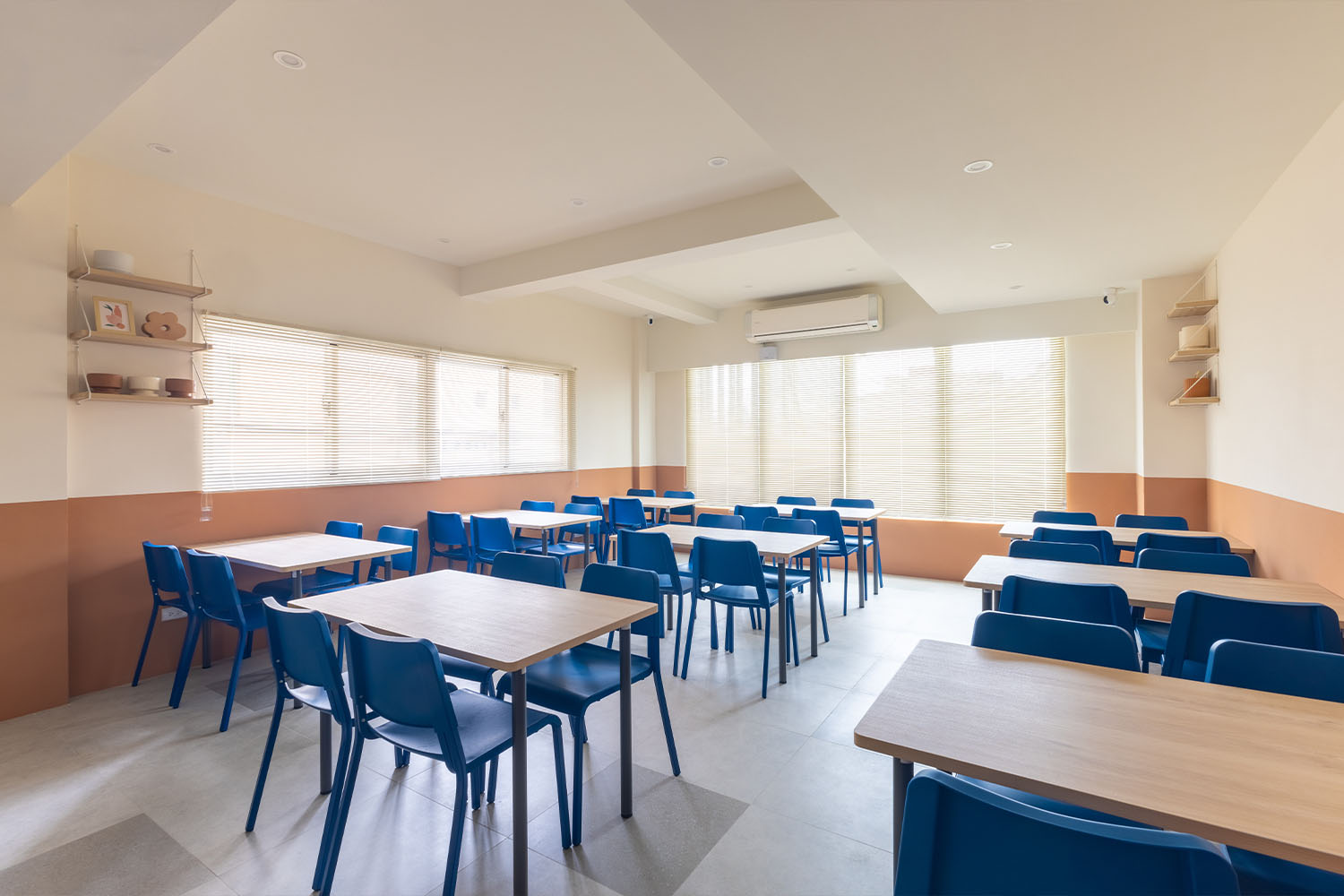 桐澄空間設計 復古風 文清風 用餐區 牆面分色 下面橘色油漆 上面白色油漆 藍色座椅