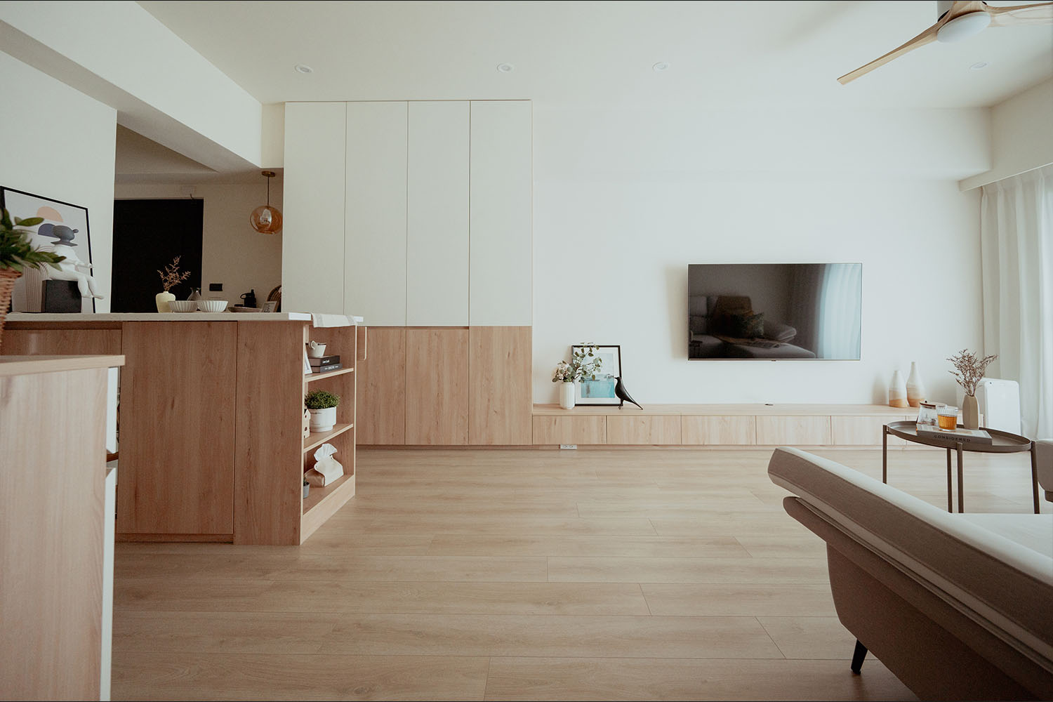 桐澄空間設計 北歐風客餐廳 中島 白色及木紋系統櫃 淺木紋色超耐磨木底板
