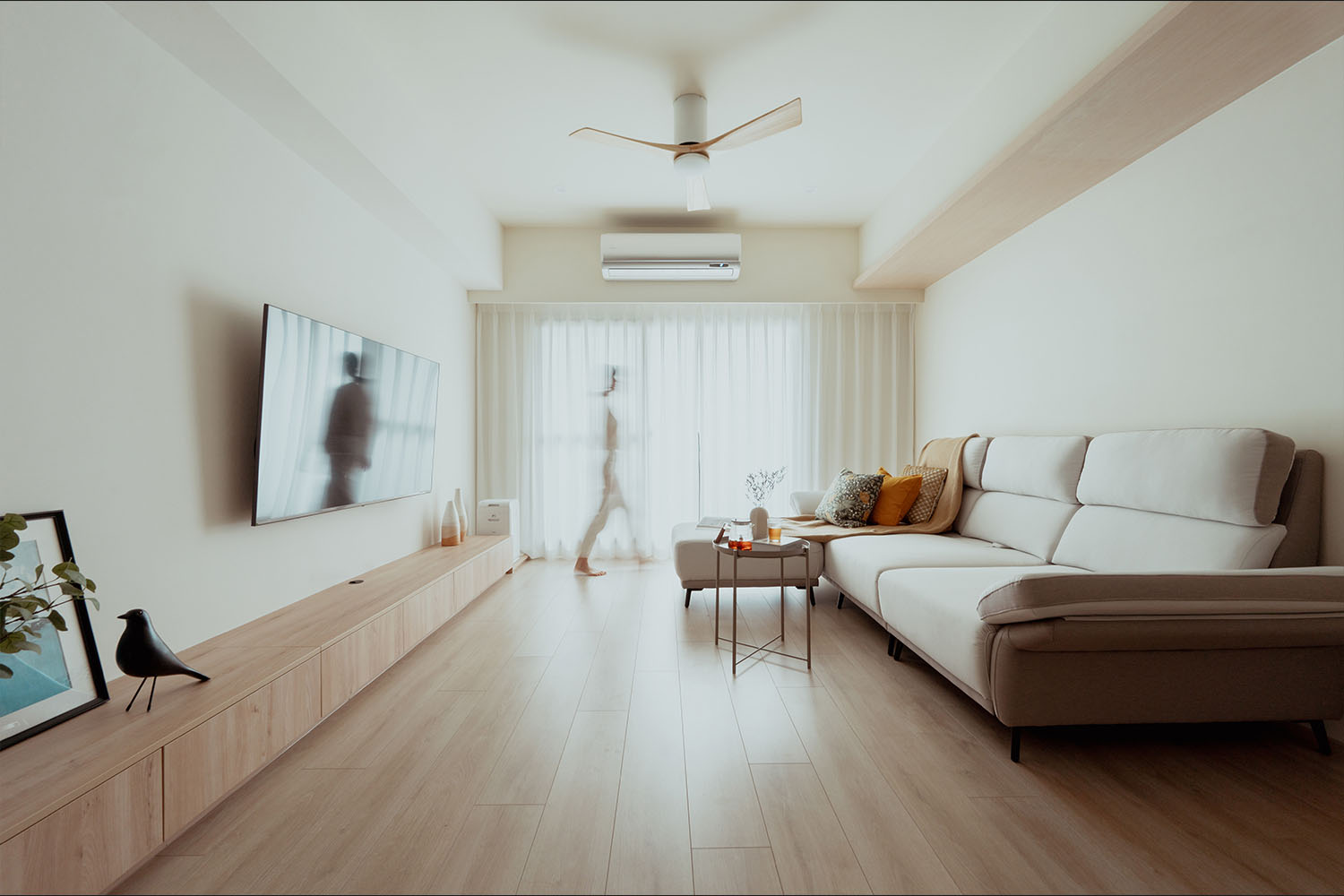 桐澄空間設計 北歐風 客廳 電視櫃 系統櫃 L型沙發 現代簡約金屬茶几 超耐磨地板