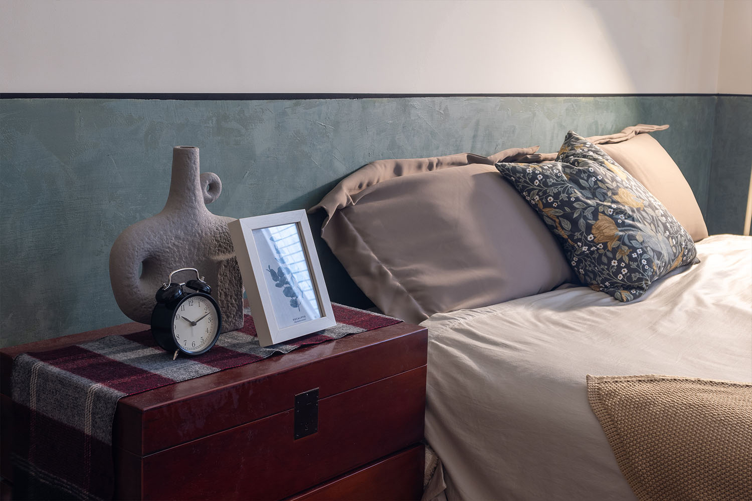 桐澄空間設計 復古風臥室 紅棕色床頭櫃 床頭藝術漆分色