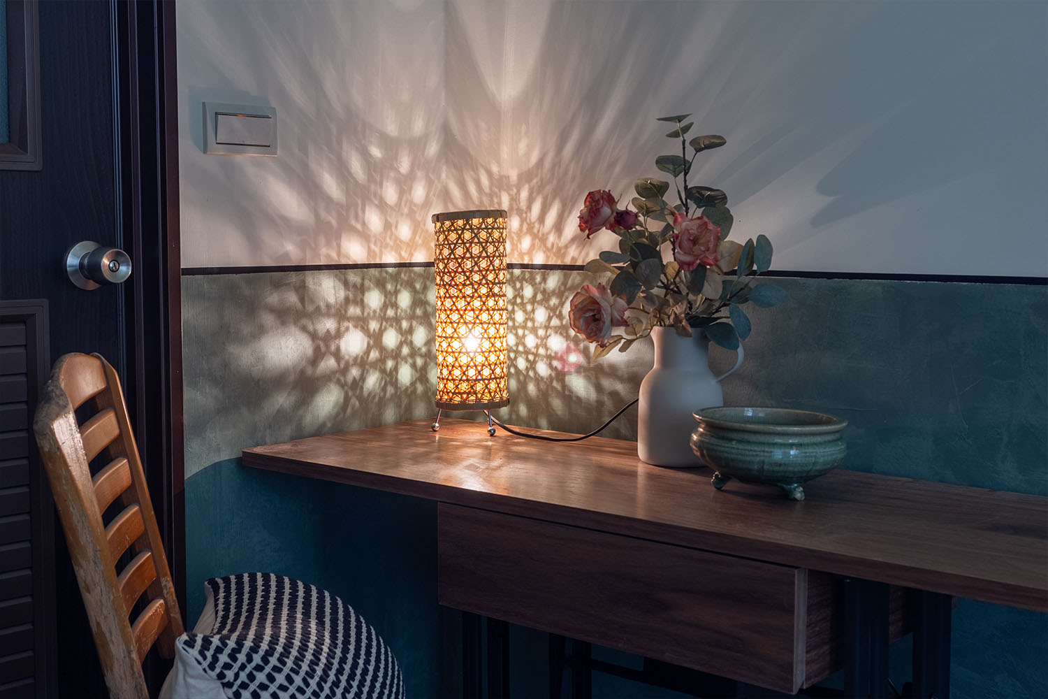 桐澄空間設計 復古風格 書桌 精品檯燈 牆面藝術漆分色 牆面上半部分白色油漆 下面分成淺綠及較深的綠色藝術漆