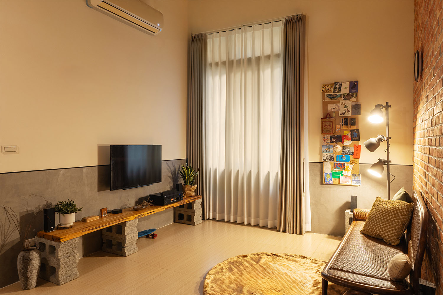 桐澄空間設計 復古風 客廳 水泥磚石木台面電視牆 紅磚沙發背牆