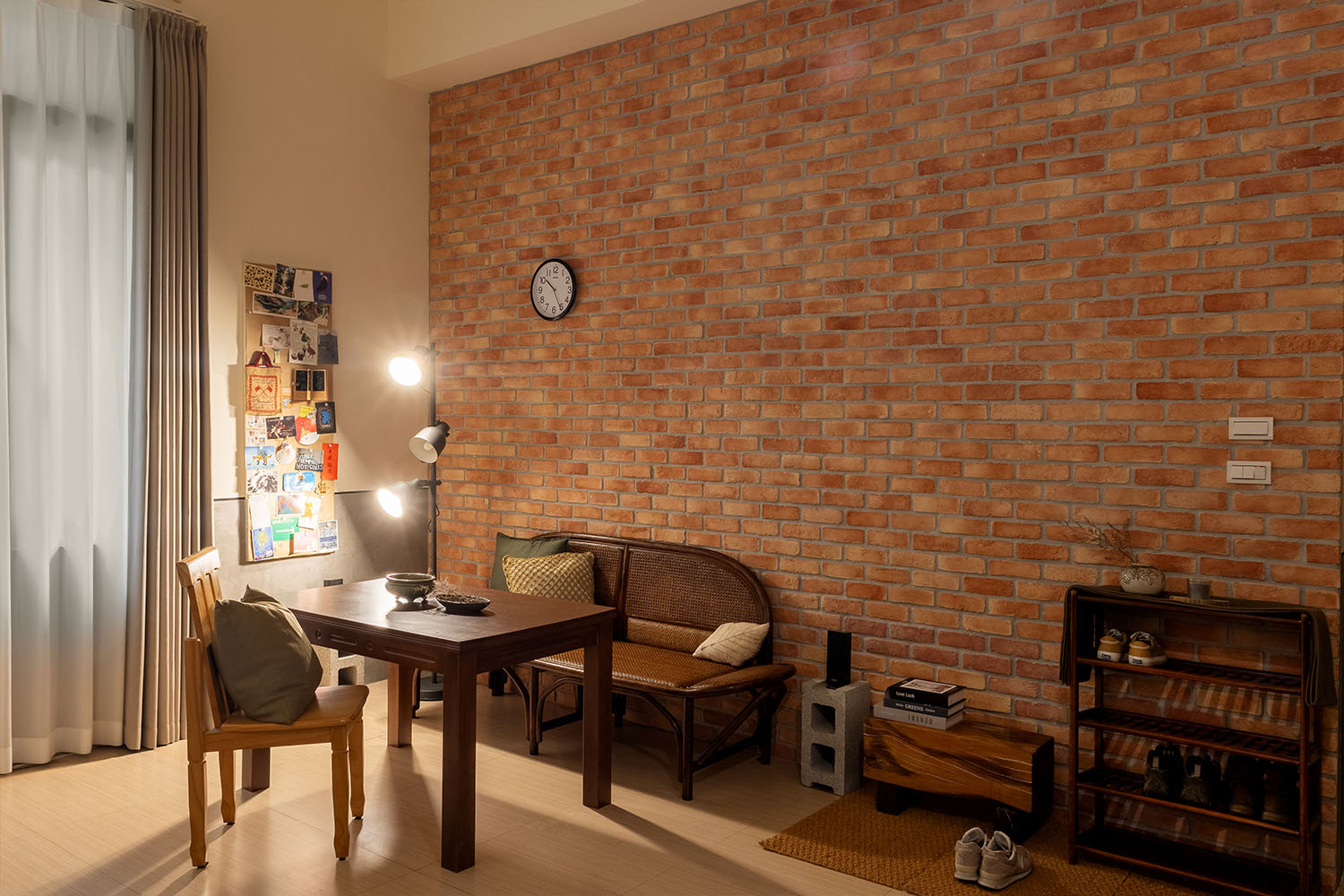 桐澄空間設計 復古風 客廳 紅磚沙發背牆 藤木座椅 實木桌 實木鞋櫃 實木矮凳