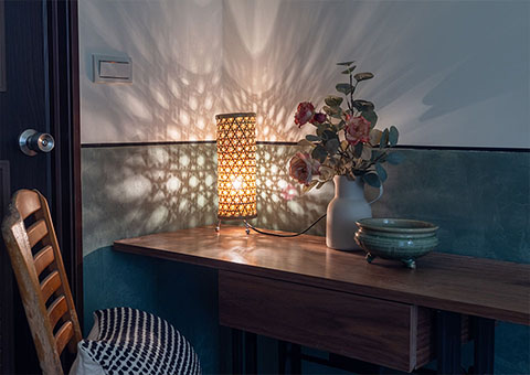 桐澄空間設計 復古風格 書桌 精品檯燈 牆面藝術漆分色 牆面上半部分白色油漆 下面分成淺綠及較深的綠色藝術漆