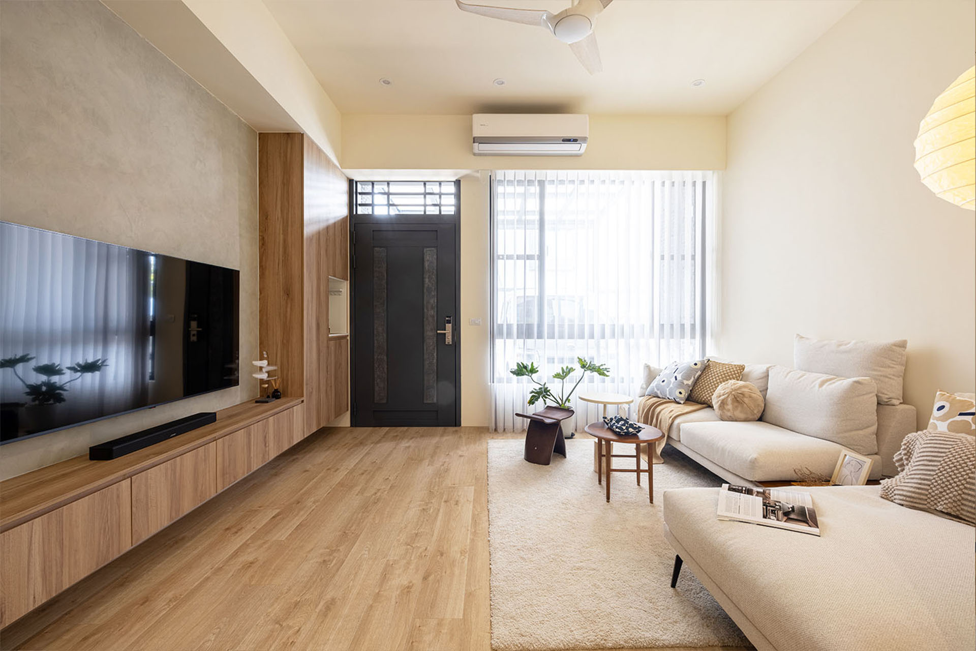 桐澄空間設計 室內設計 北歐風客廳 懸吊電視系統櫃 同色系超耐磨木地板 米白色L型沙發 搭配毛絨地毯