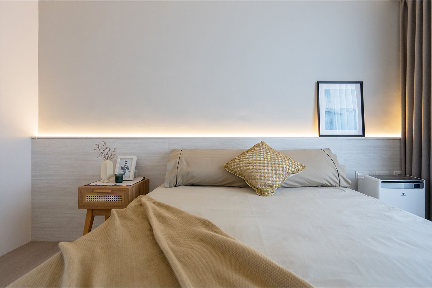 桐澄空間設計 北歐風 臥室 棕色床組 淺木紋色床頭板 超耐磨木地板