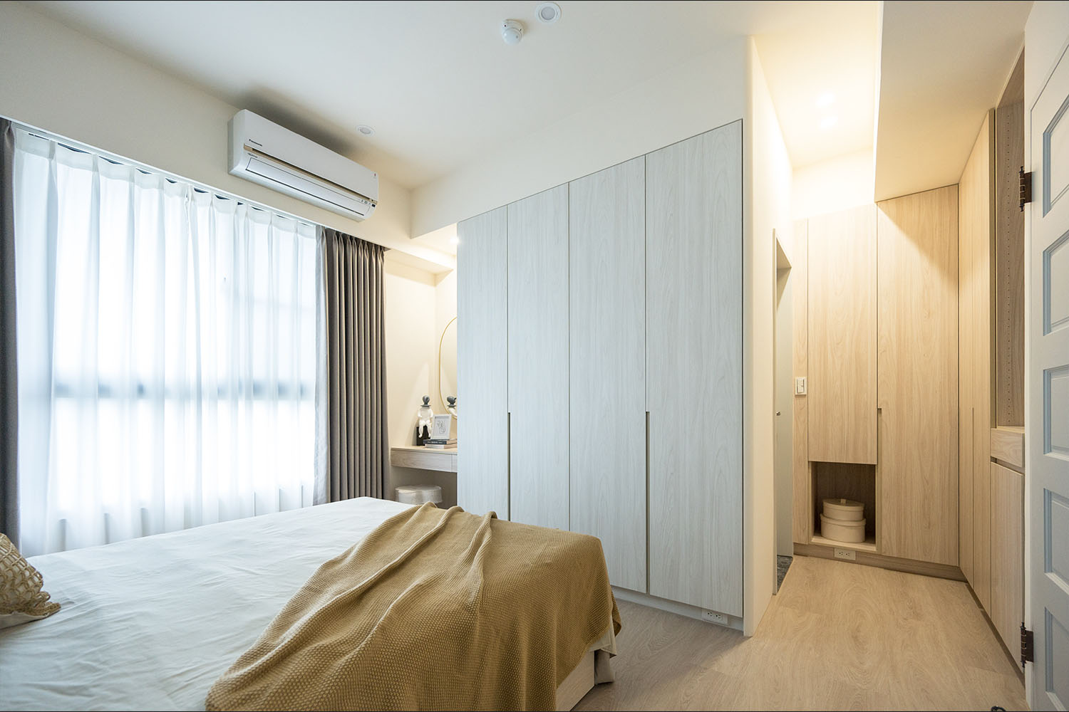 桐澄空間設計 北歐風 臥室 棕色床組 淺木紋色衣櫃 化妝桌 系統櫃 超耐磨木地板