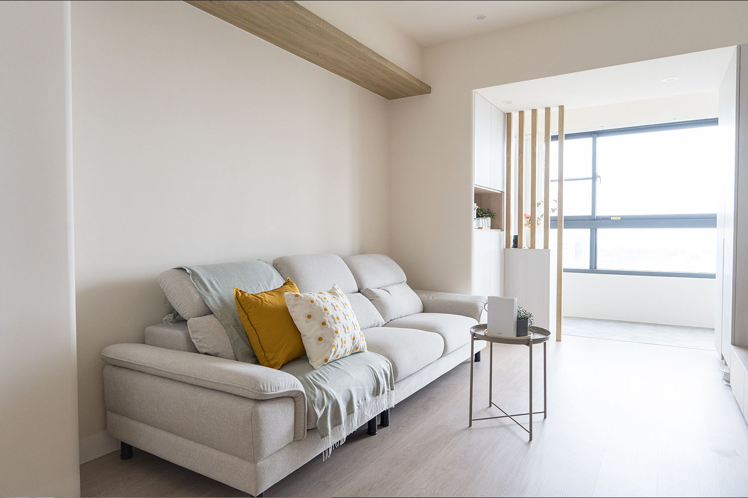 桐澄空間設計 北歐風 簡約風 客廳沙發區 小空間簡單裝修 透過窗戶自然光讓空間明亮 玄關區採格柵設計 讓自然光穿透