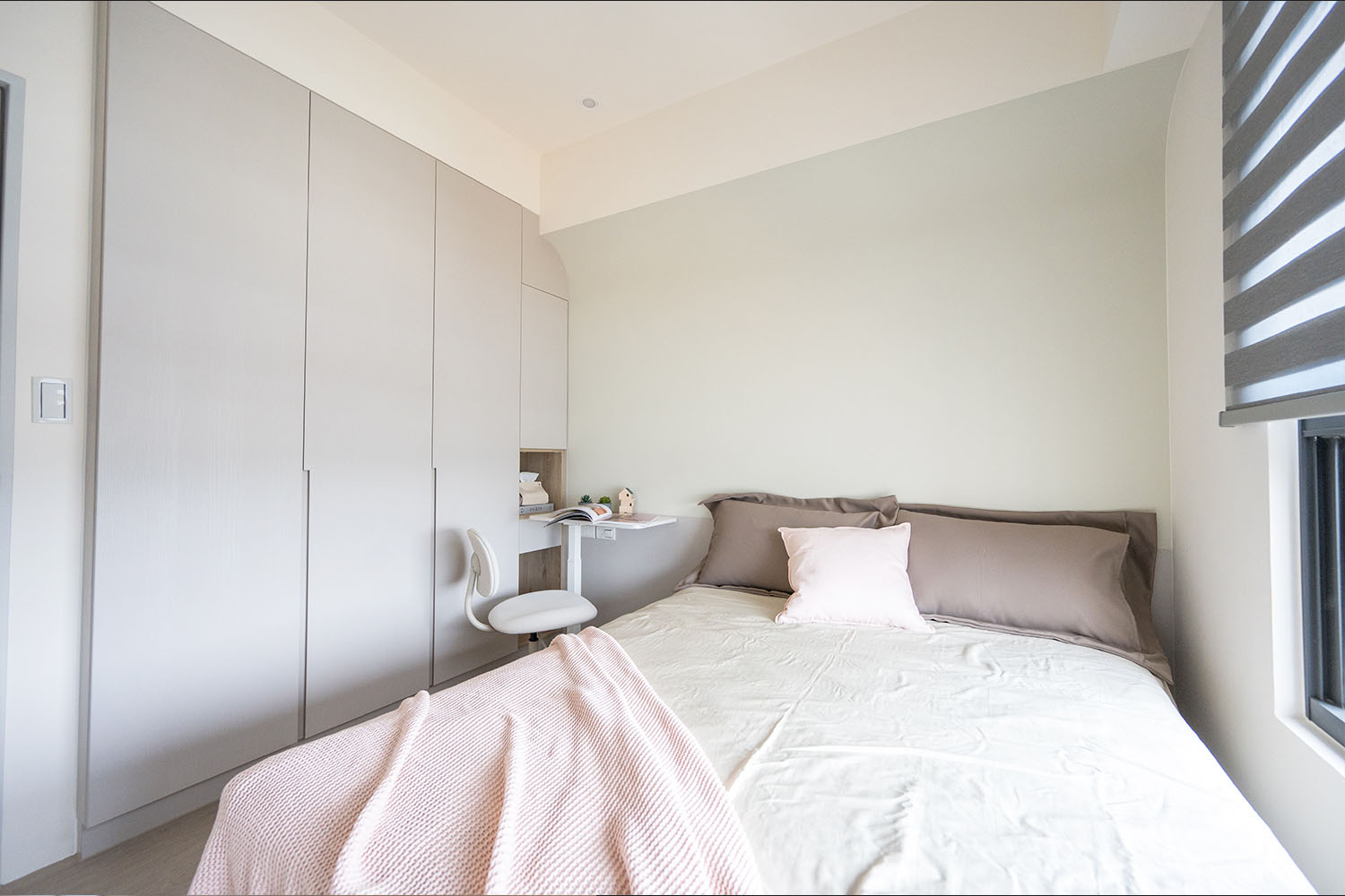 桐澄空間設計 北歐風 臥室 白色系統櫃 搭配自動升降書桌