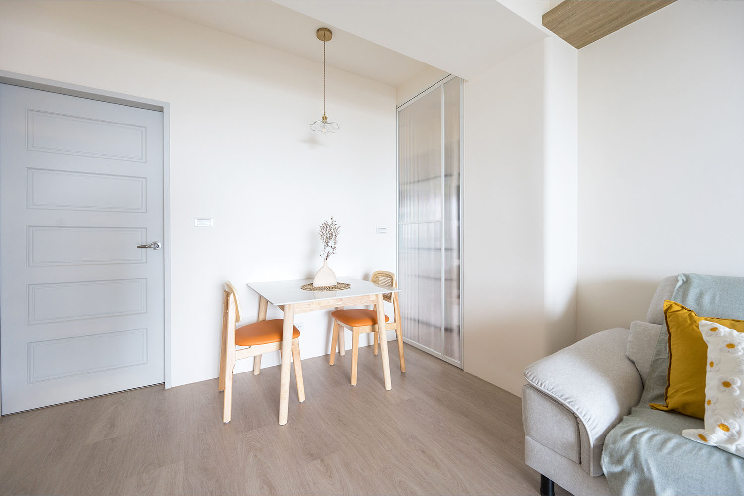 桐澄空間設計 北歐風小餐桌 搭配廚房小冰柱玻璃拉門 清奢華造型吊燈