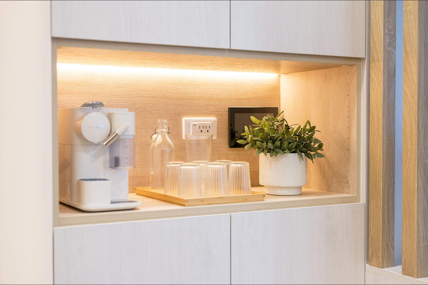 桐澄空間設計 北歐風 白色系統櫃 中間木紋色開放櫃體