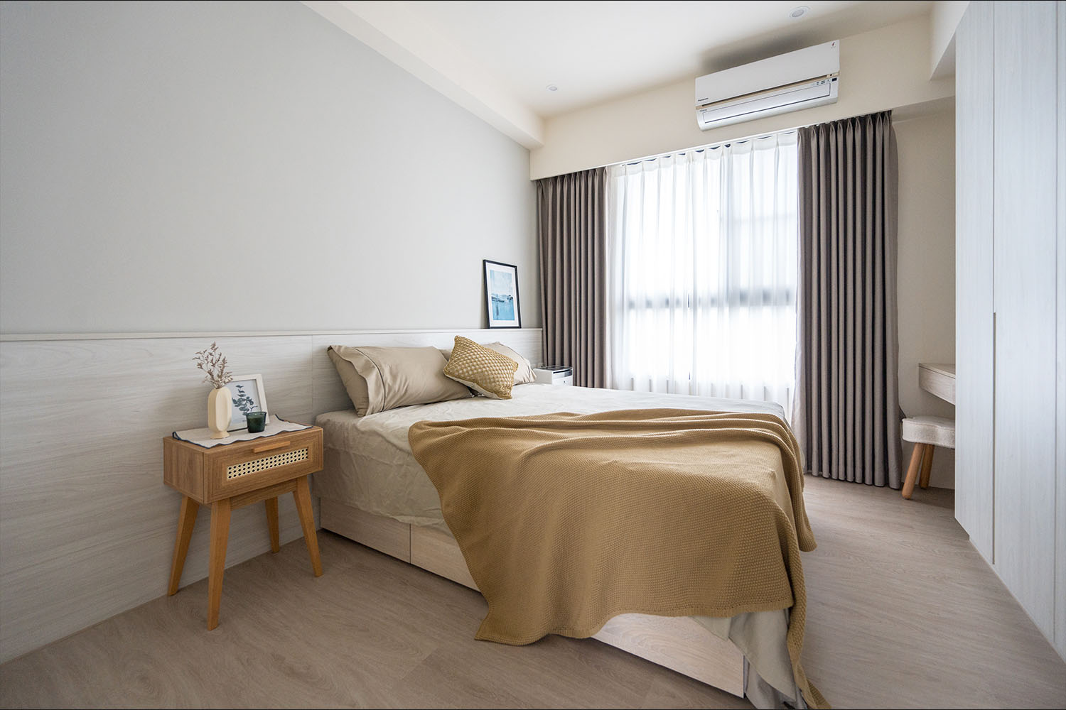 桐澄空間設計 北歐風 臥室 棕色床組 簡單系統版木紋色床頭 超耐磨木地板