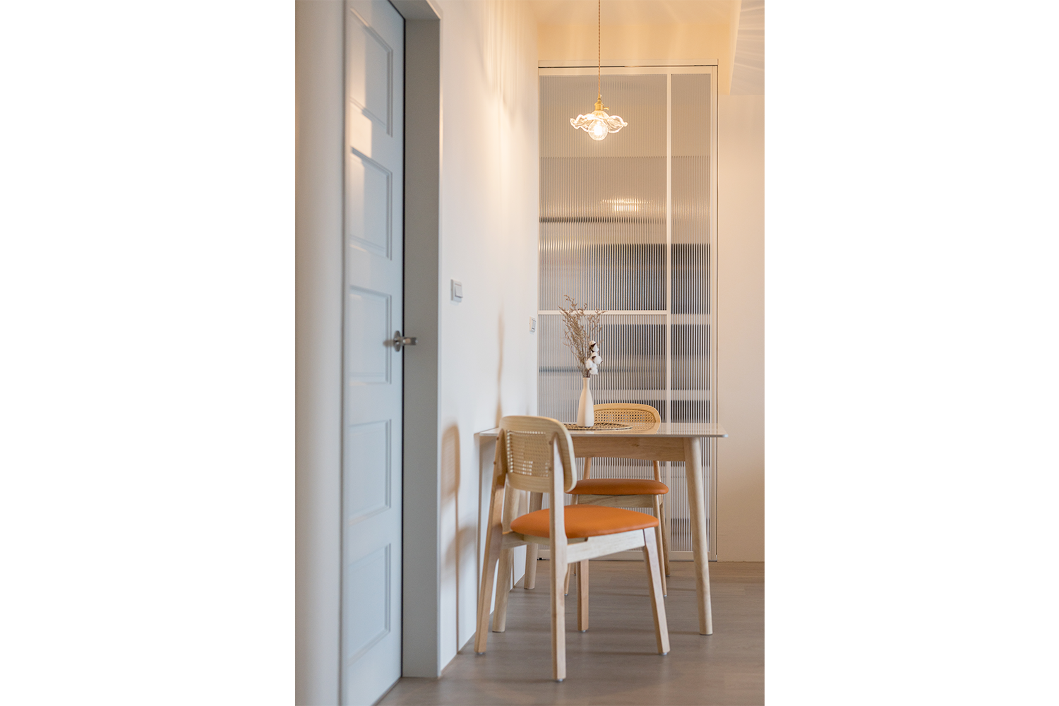 桐澄空間設計 北歐風小餐桌 搭配廚房小冰柱玻璃拉門 清奢華造型吊燈