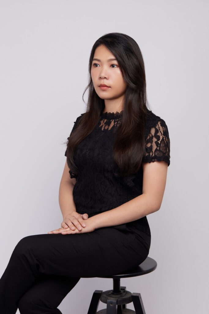 女性設計師 古典黑色禮服 坐姿個人照