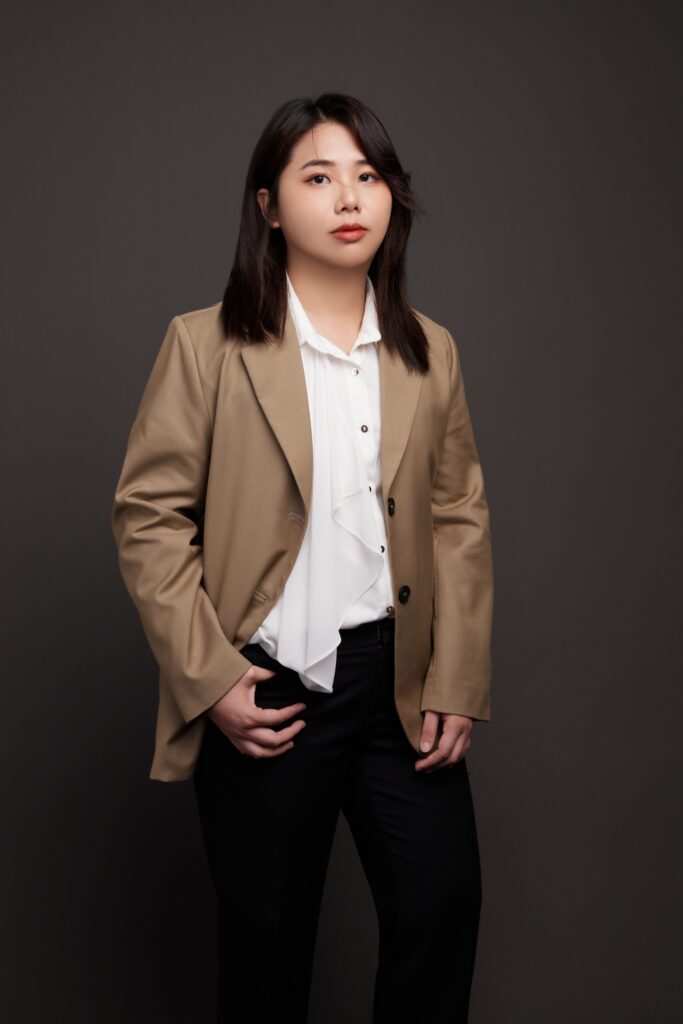 女性設計師卡吉色西裝外套 白色襯衫 黑色西裝褲